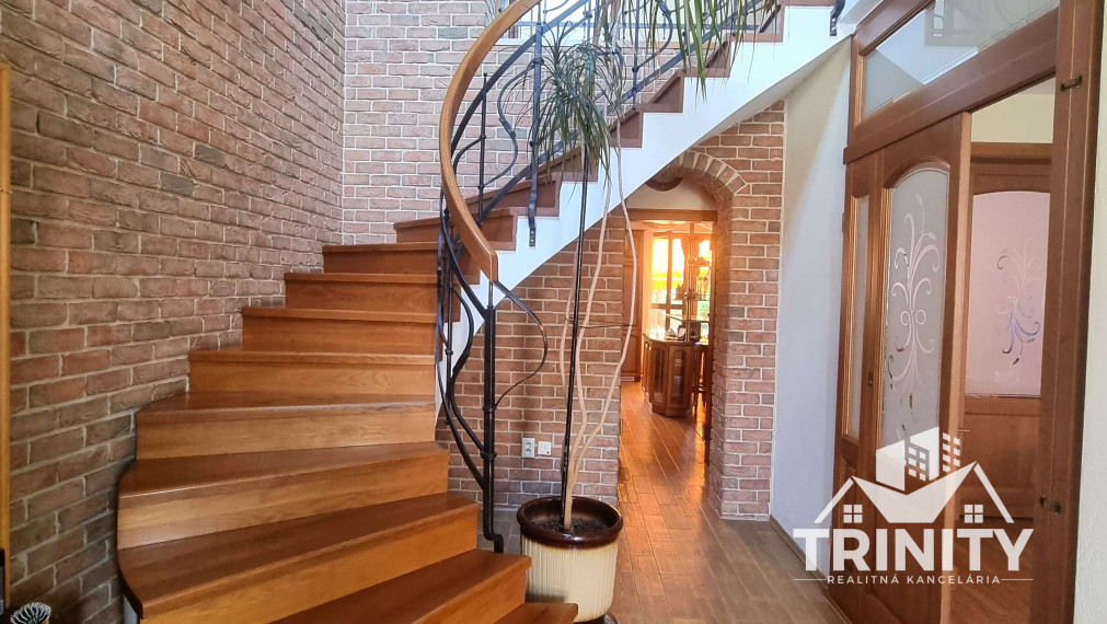 Na predaj dvojpodlažný rodinný dom s terasou a garážou v meste Nové Zámky