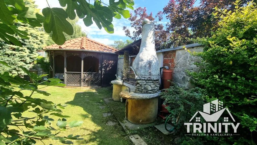 Na predaj dvojpodlažný rodinný dom s terasou a garážou v meste Nové Zámky