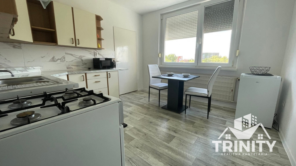 Na prenájom 1-izbový byt s balkónom v Nových Zámkoch