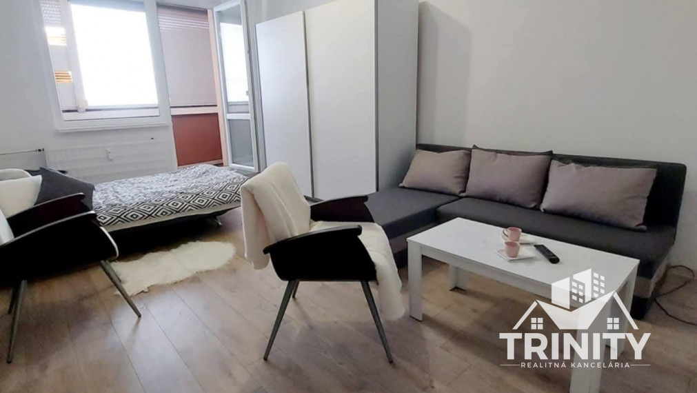 Na prenájom 1-izbový byt s balkónom v Nových Zámkoch