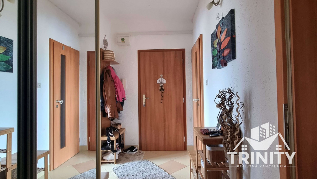 Na prenájom kompletne zariadený 3-izbový byt s balkónom v meste Nové Zámky