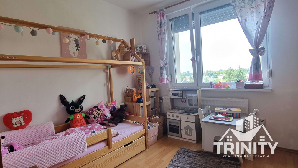 Na prenájom kompletne zariadený 3-izbový byt s balkónom v meste Nové Zámky