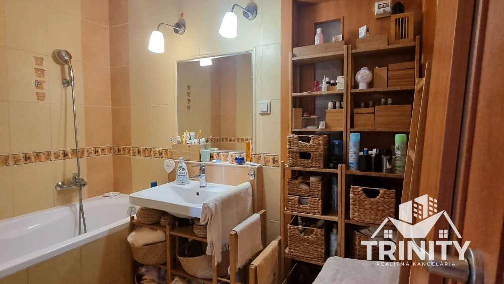 Na prenájom kompletne zariadený 3-izbový byt s balkónom v meste Nové Zámky