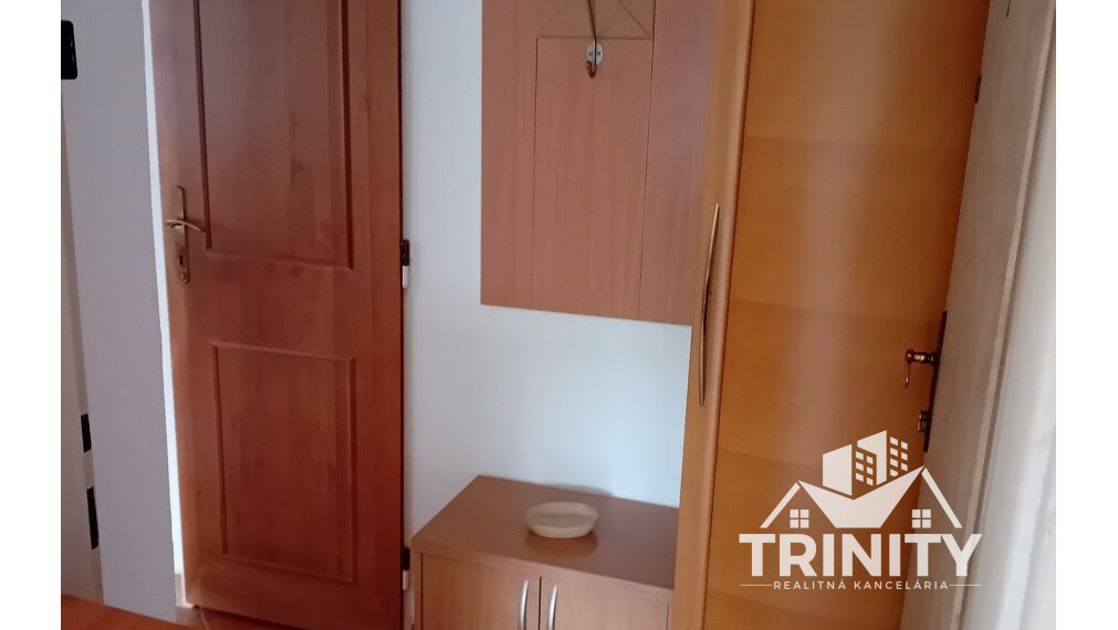 Na predaj 3-izbový byt v 4-bytovke v obci Semerovo