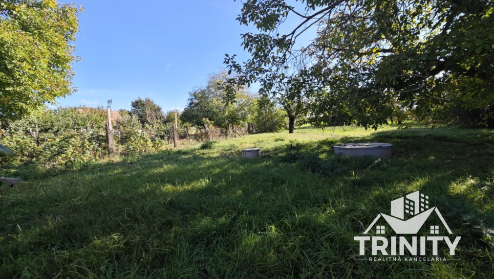 Na predaj stavebný pozemok v obci Trávnica