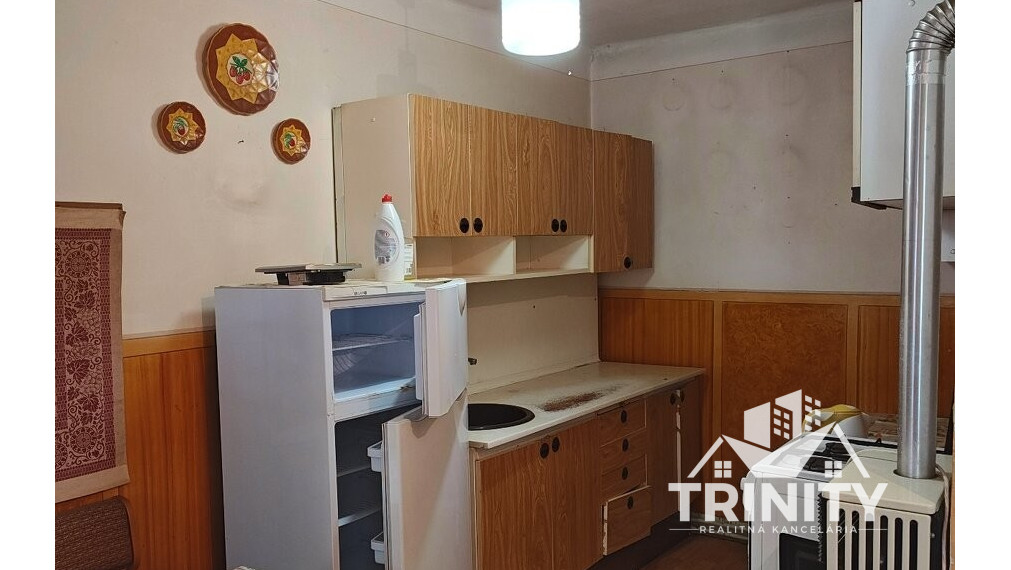 Na predaj 4-izbový rodinný dom s veľkým pozemkom v obci Imeľ