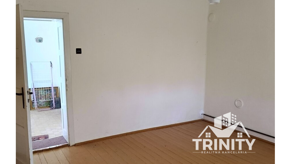 Na predaj 4-izbový rodinný dom s veľkým pozemkom v obci Imeľ