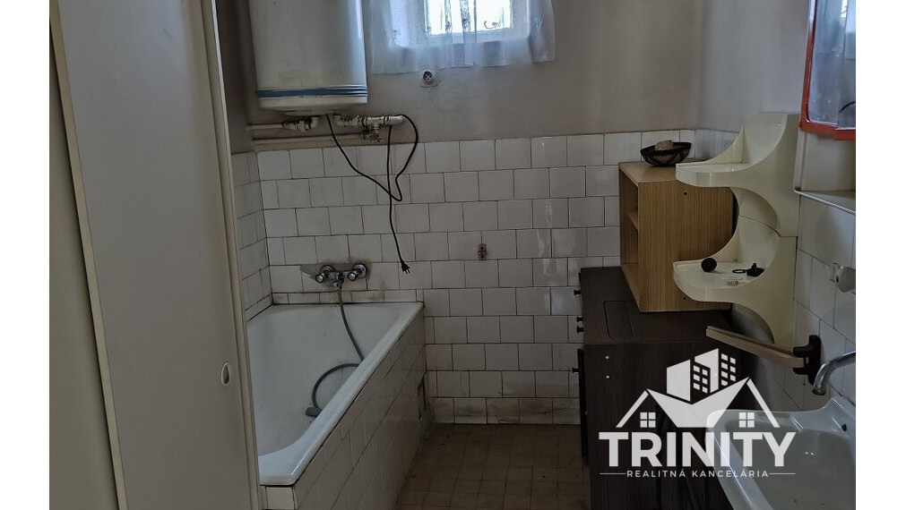 Na predaj 4-izbový rodinný dom s veľkým pozemkom v obci Imeľ