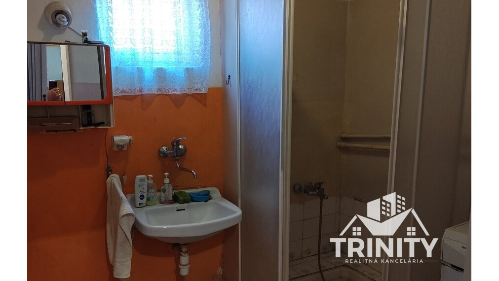 Na predaj 4-izbový rodinný dom s veľkým pozemkom v obci Imeľ