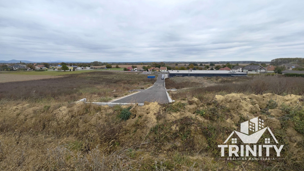 Na predaj priemyselný / komerčný pozemok v obci Komjatice