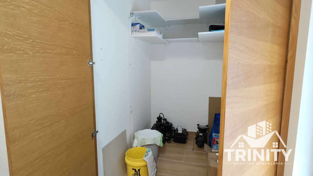 EXKLUZÍVNE - Na prenájom 4-izbový rodinný dom v Nových Zámkoch