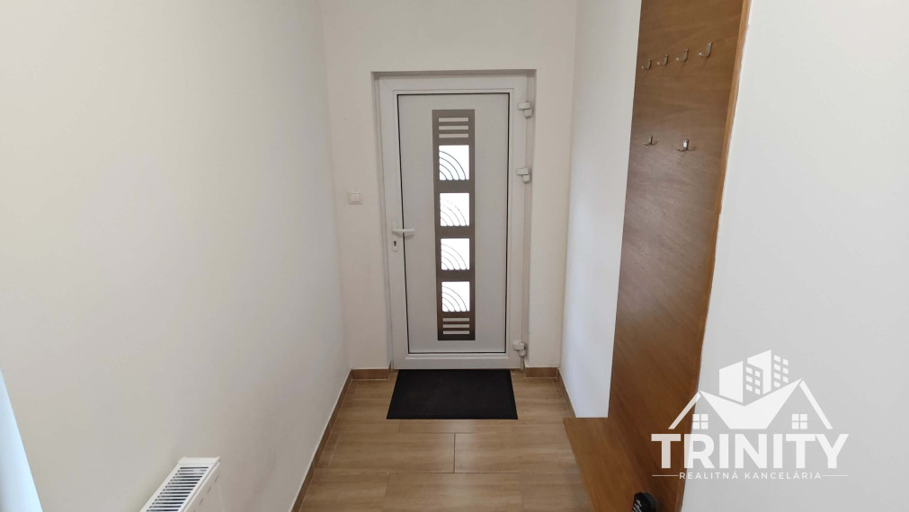 EXKLUZÍVNE - Na prenájom 4-izbový rodinný dom v Nových Zámkoch