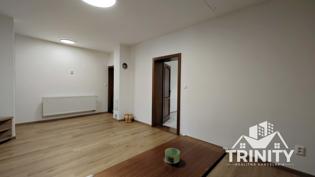 EXKLUZÍVNE - Na prenájom 4-izbový rodinný dom v Nových Zámkoch