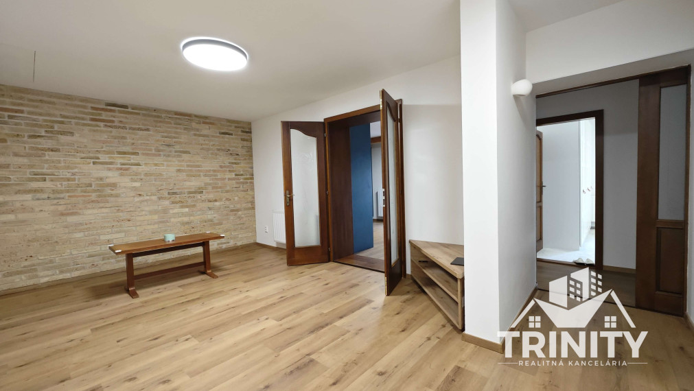 EXKLUZÍVNE - Na prenájom 4-izbový rodinný dom v Nových Zámkoch