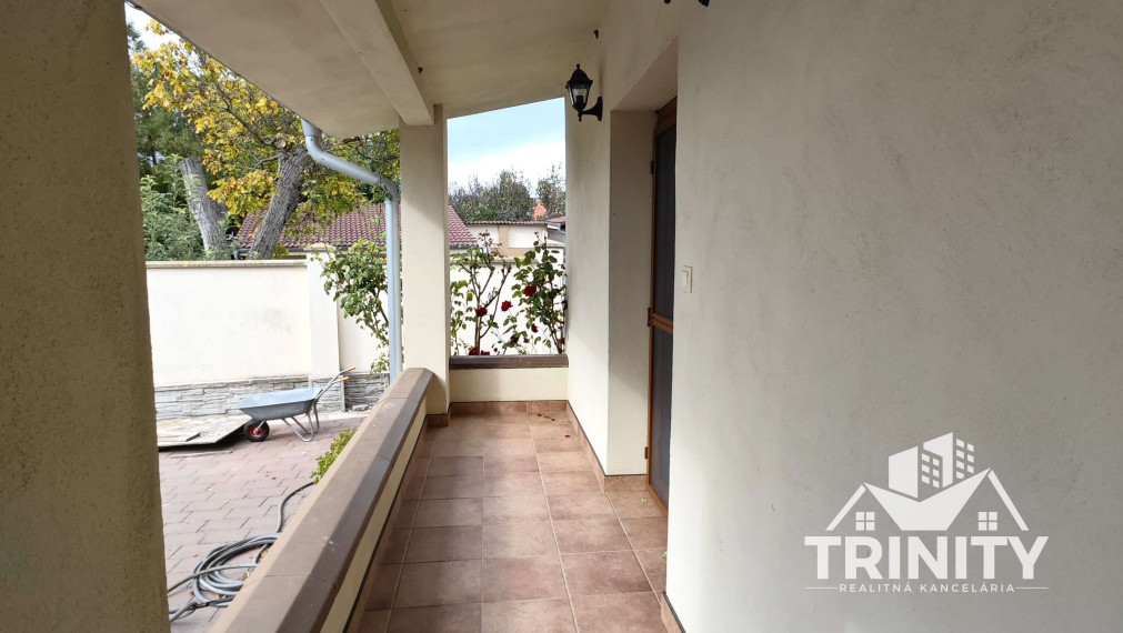 EXKLUZÍVNE - Na prenájom 4-izbový rodinný dom v Nových Zámkoch