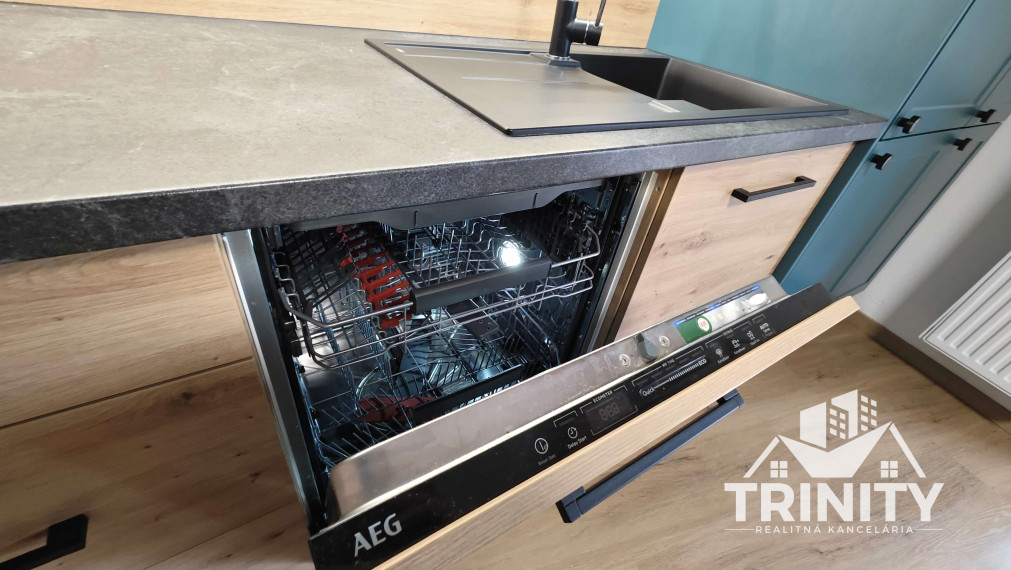 EXKLUZÍVNE - Na prenájom 4-izbový rodinný dom v Nových Zámkoch