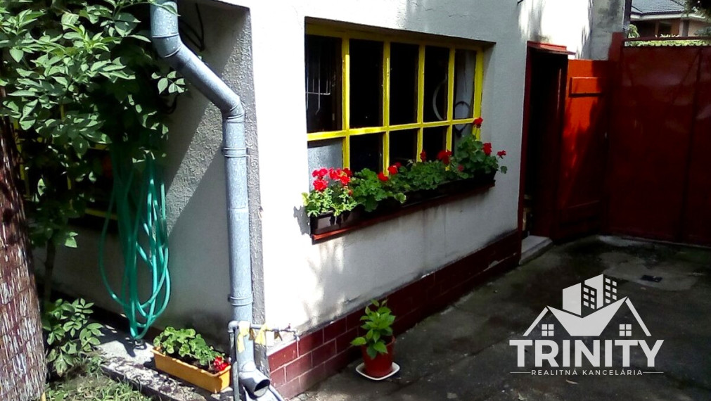 Na predaj starší rodinný dom s terasou a garážou v meste Nové Zámky