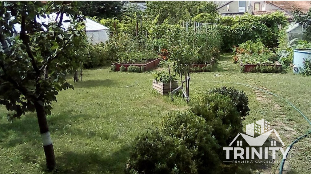 Na predaj starší rodinný dom s terasou a garážou v meste Nové Zámky