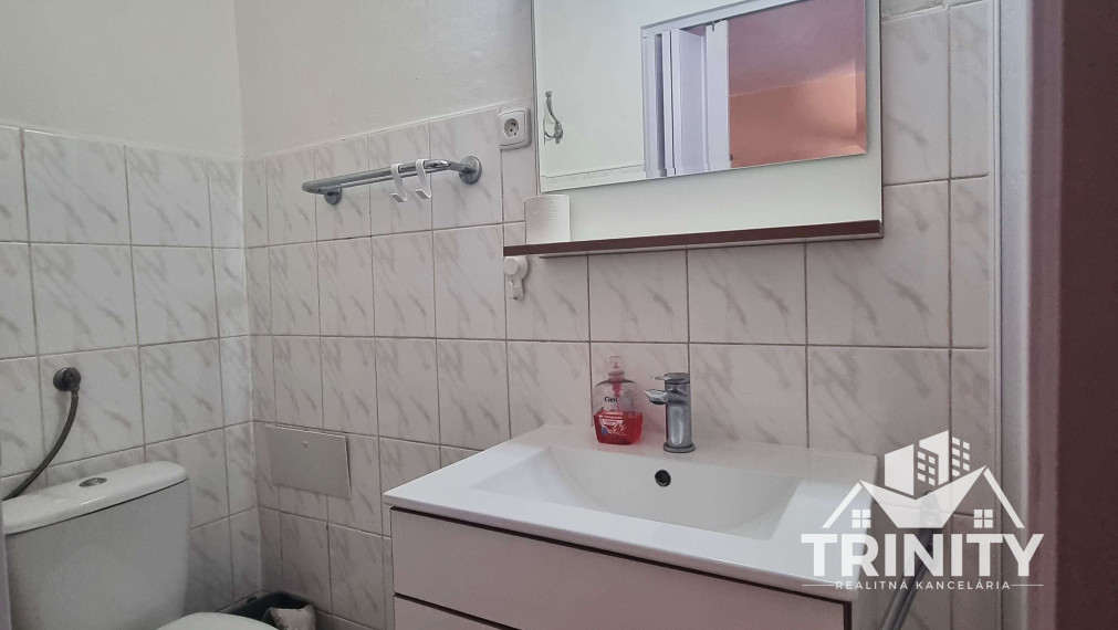 Na prenájom zariadený 1-izbový byt v rodinnom dome v meste Nové Zámky