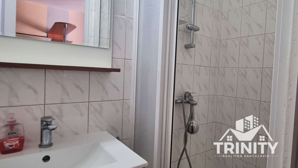 Na prenájom zariadený 1-izbový byt v rodinnom dome v meste Nové Zámky