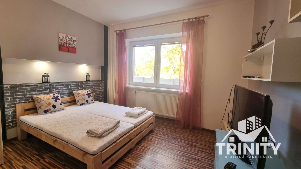 Na prenájom zariadený 1-izbový byt v rodinnom dome v meste Nové Zámky