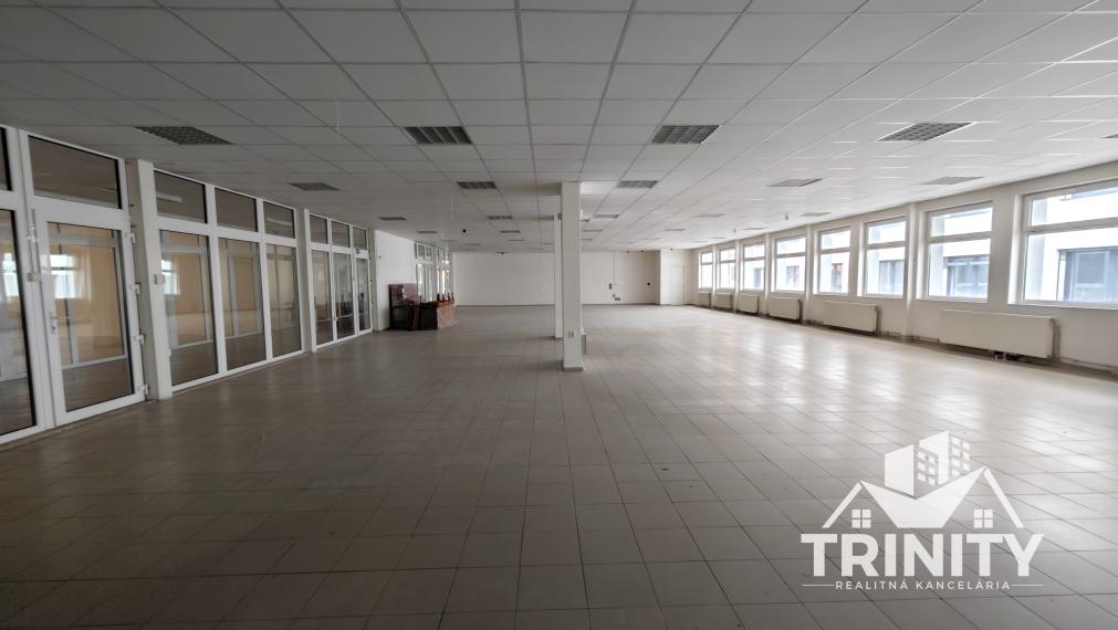 Na prenájom obchodný priestor v centre mesta Nové Zámky