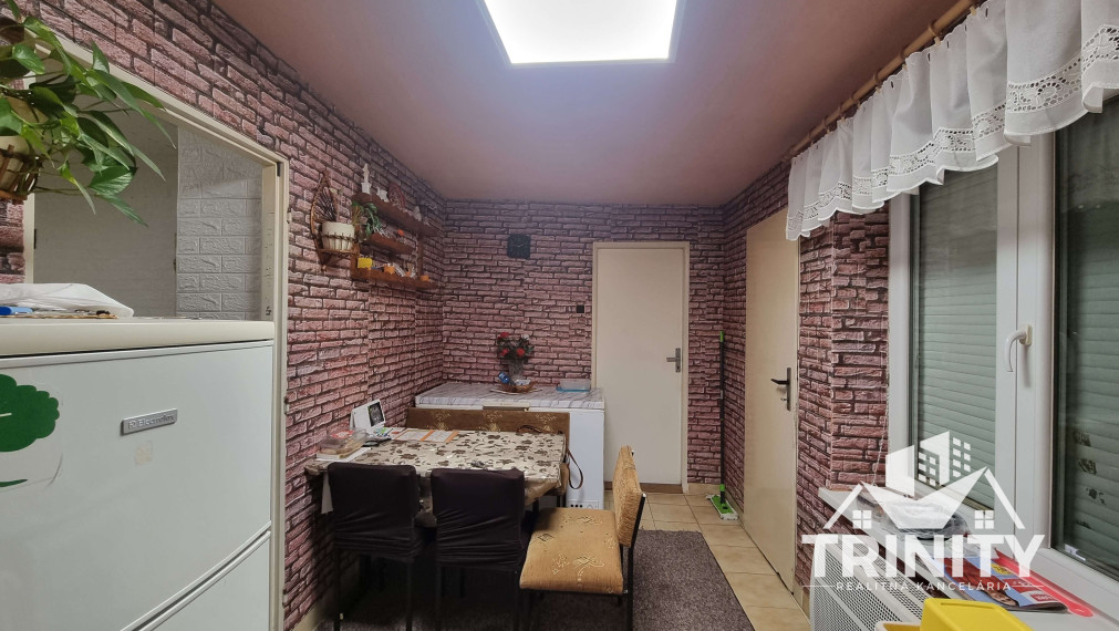 Na predaj tehlový 4-izbový rodinný dom v obci Komjatice