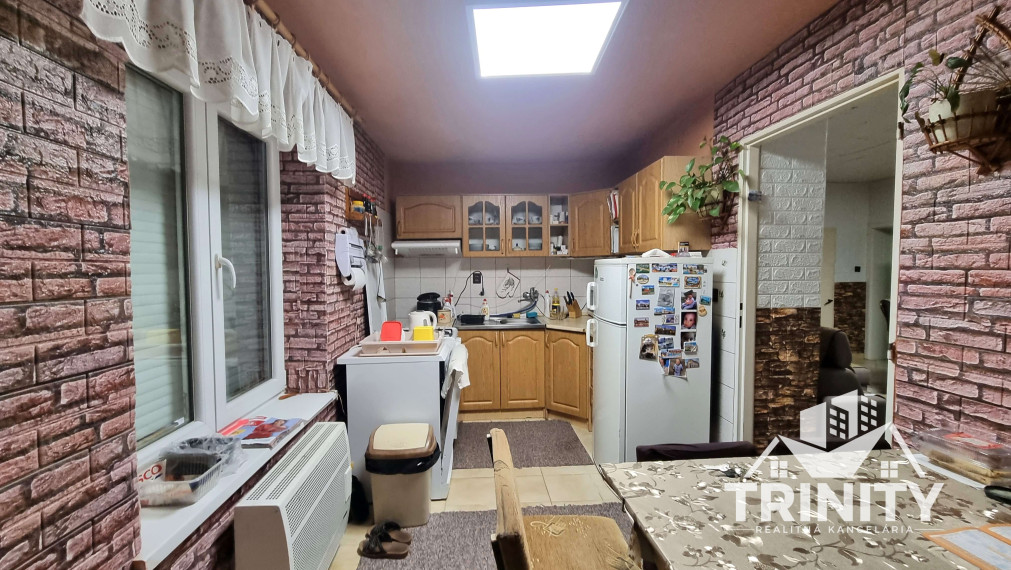 Na predaj tehlový 4-izbový rodinný dom v obci Komjatice