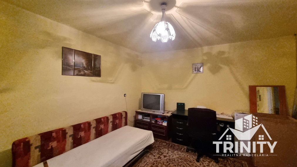 Na predaj tehlový 4-izbový rodinný dom v obci Komjatice