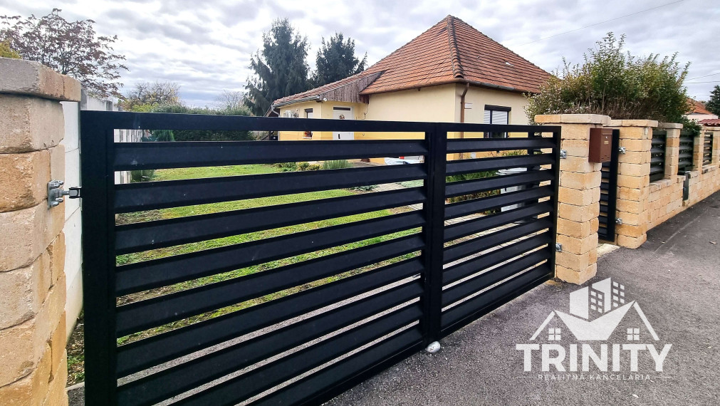 Na predaj tehlový 4-izbový rodinný dom v obci Komjatice