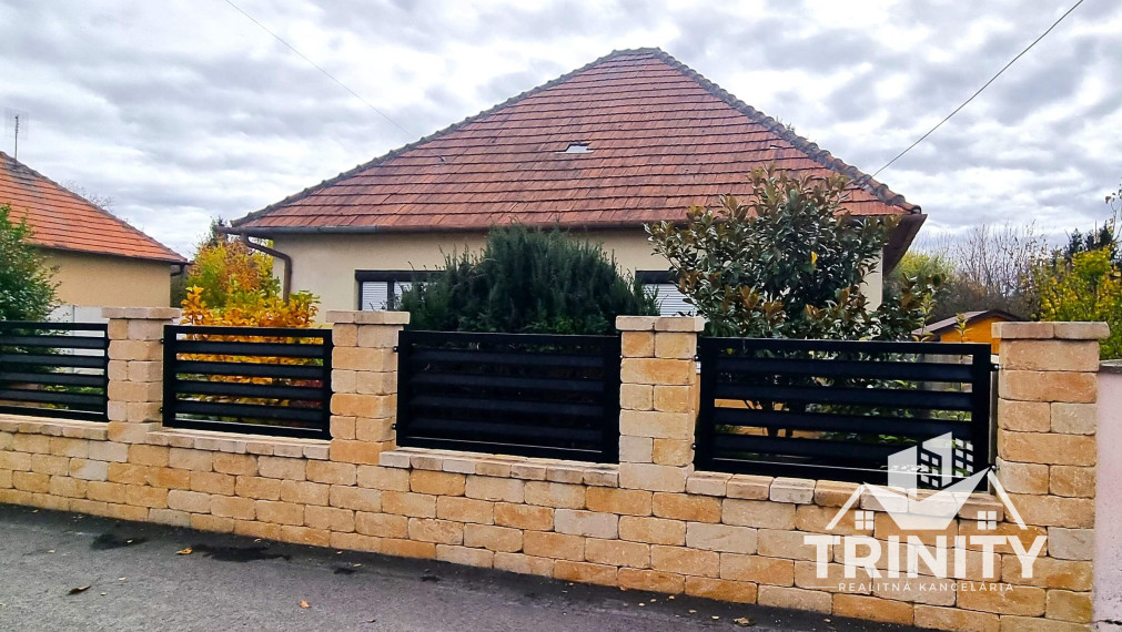 Na predaj tehlový 4-izbový rodinný dom v obci Komjatice