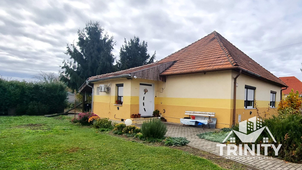 Na predaj tehlový 4-izbový rodinný dom v obci Komjatice