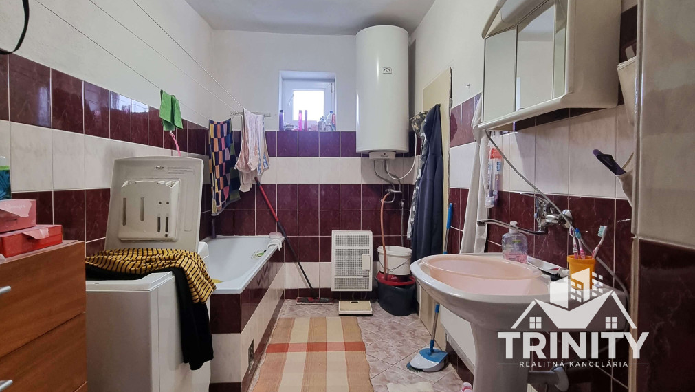 Na predaj tehlový 4-izbový rodinný dom v obci Komjatice