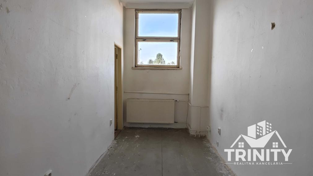 Na prenájom podlažná budova pri centre v mesta Šurany