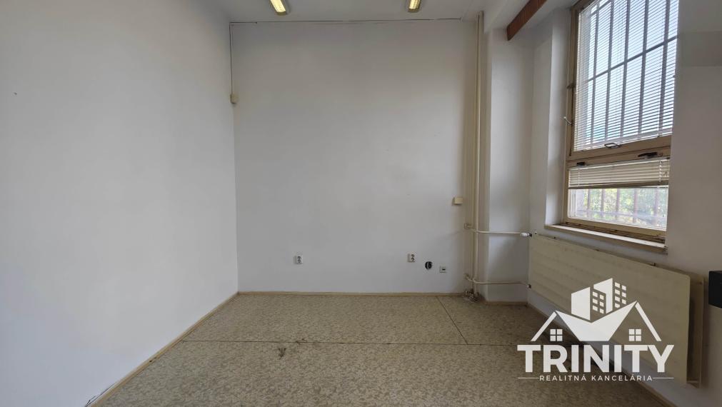 Na prenájom podlažná budova pri centre v mesta Šurany