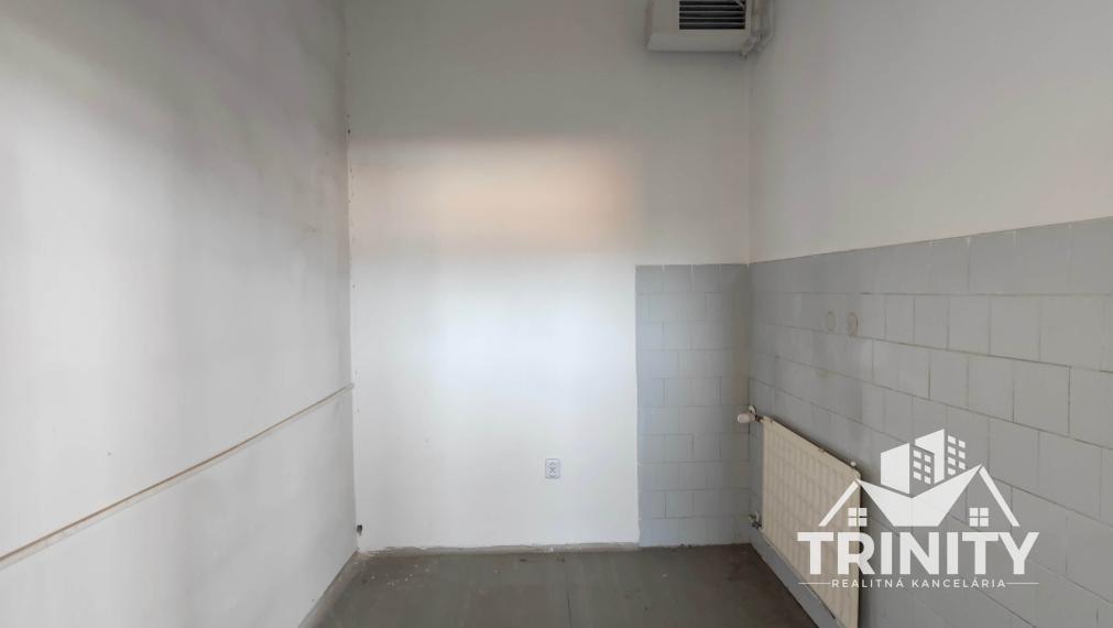 Na prenájom podlažná budova pri centre v mesta Šurany