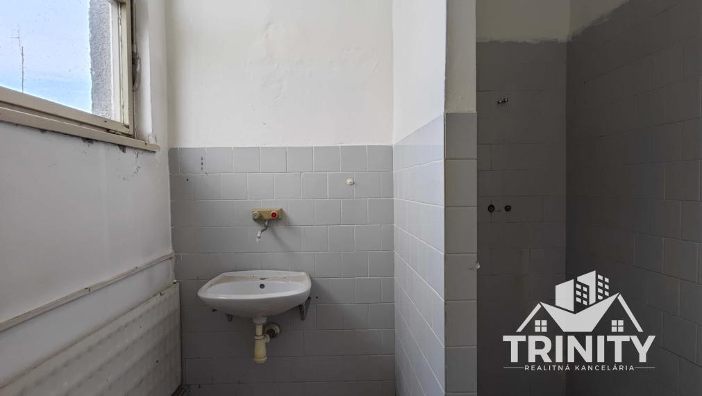 Na prenájom podlažná budova pri centre v mesta Šurany