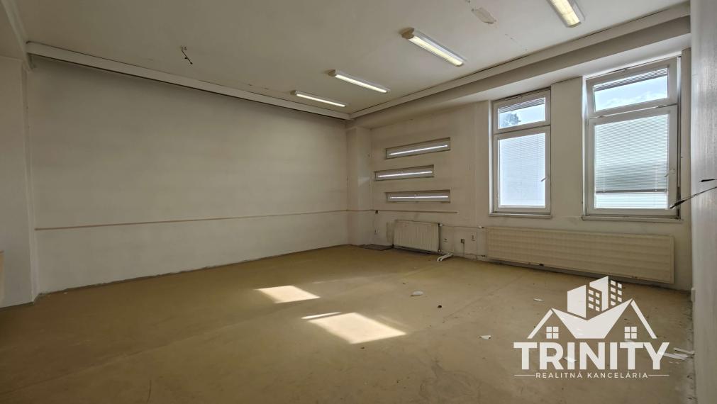 Na prenájom podlažná budova pri centre v mesta Šurany