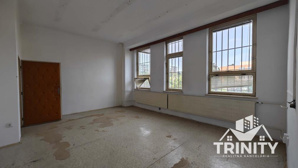 Na prenájom podlažná budova pri centre v mesta Šurany