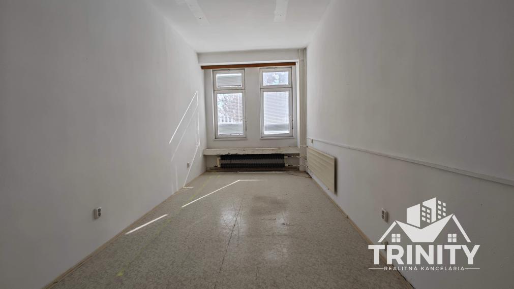 Na prenájom podlažná budova pri centre v mesta Šurany