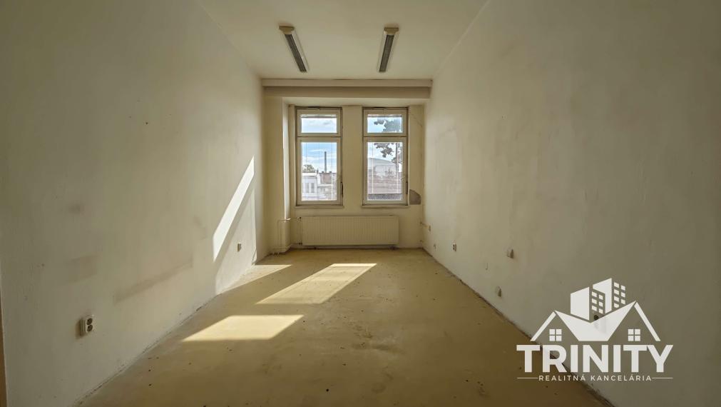 Na prenájom podlažná budova pri centre v mesta Šurany