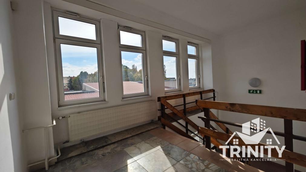 Na prenájom podlažná budova pri centre v mesta Šurany