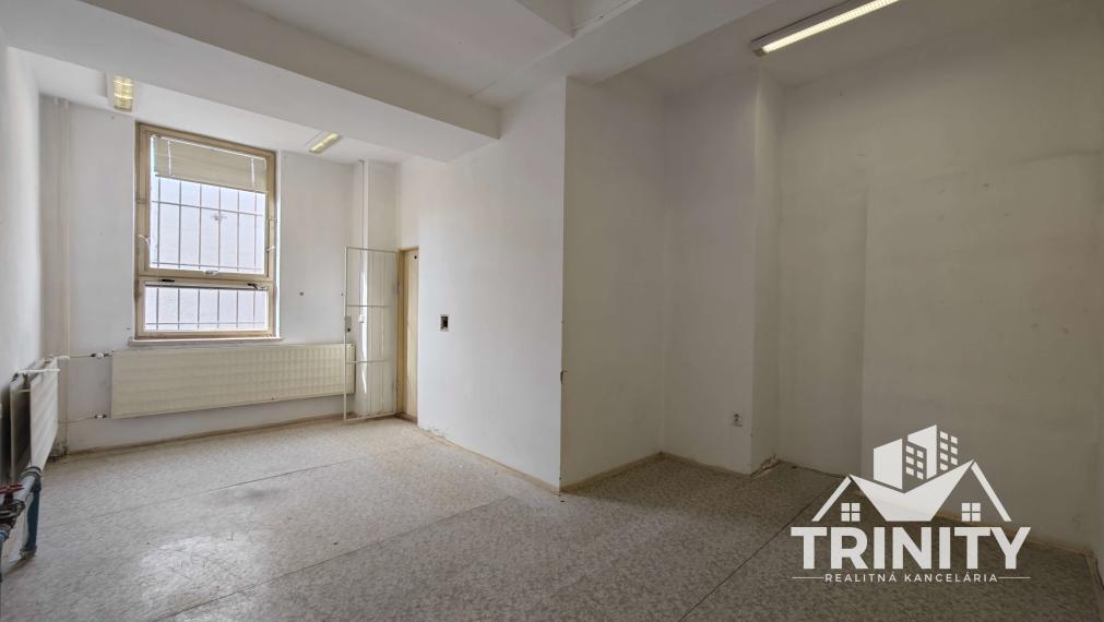 Na prenájom podlažná budova pri centre v mesta Šurany