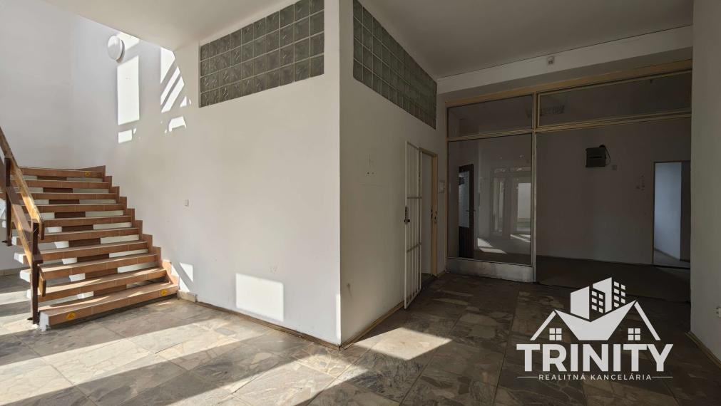 Na prenájom podlažná budova pri centre v mesta Šurany