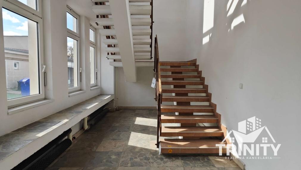 Na prenájom podlažná budova pri centre v mesta Šurany