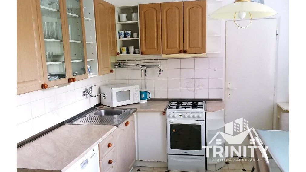 Na prenájom kompletne zariadený 3-izbový byt s balkónom a loggiou v meste Nové Zámky