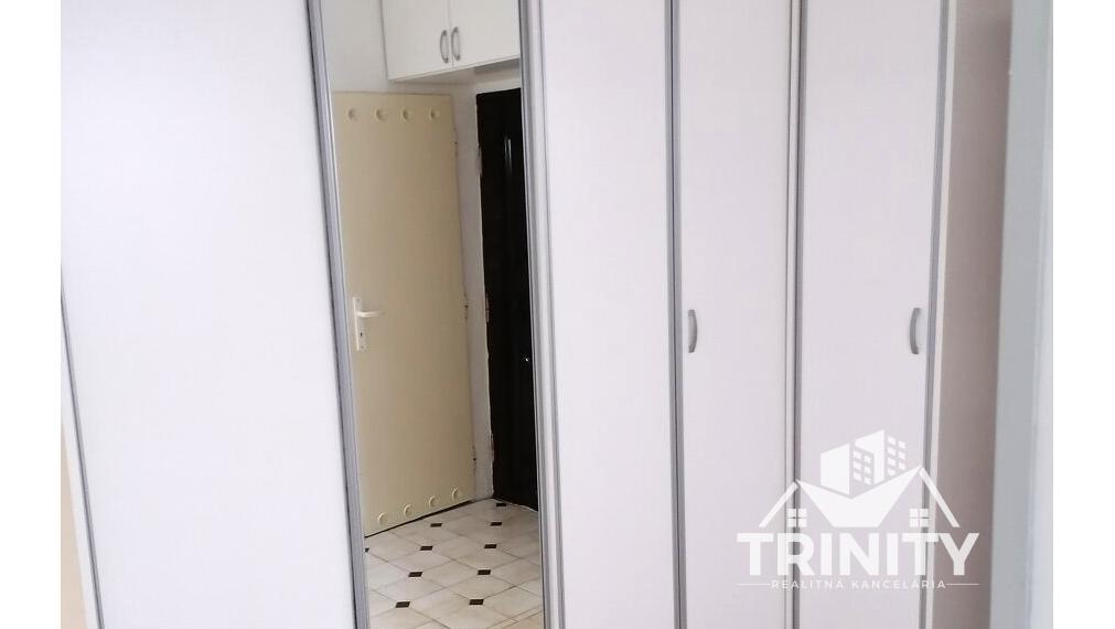 Na prenájom kompletne zariadený 3-izbový byt s balkónom a loggiou v meste Nové Zámky