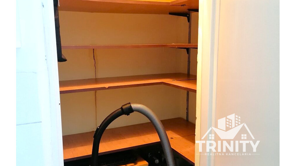 Na prenájom kompletne zariadený 3-izbový byt s balkónom a loggiou v meste Nové Zámky