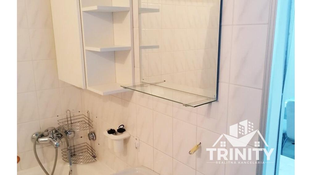 Na prenájom kompletne zariadený 3-izbový byt s balkónom a loggiou v meste Nové Zámky