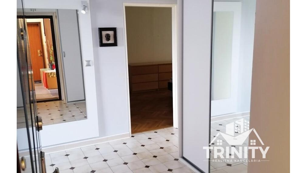 Na prenájom kompletne zariadený 3-izbový byt s balkónom a loggiou v meste Nové Zámky